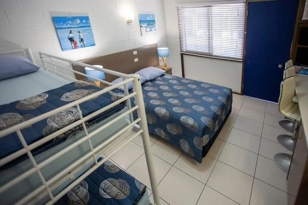 Moffat Beach Motel קלונדרה