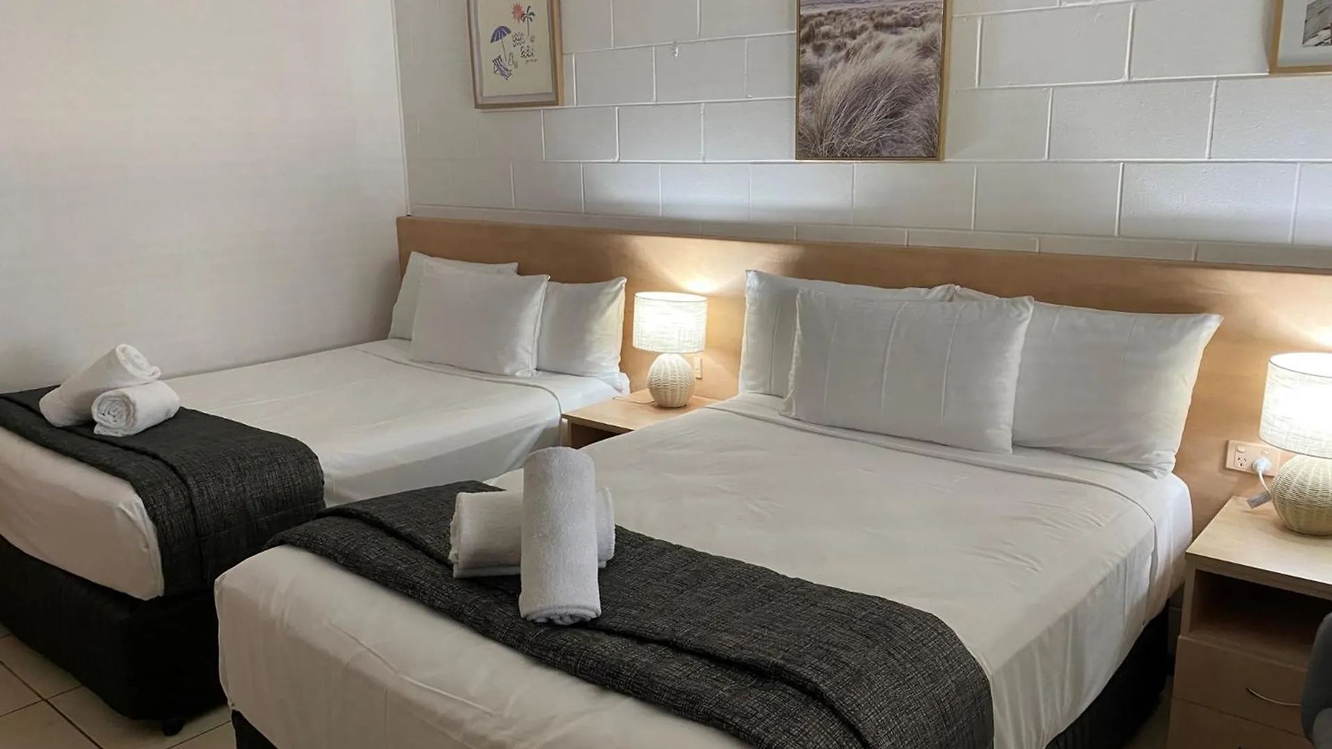 Moffat Beach Motel קלונדרה