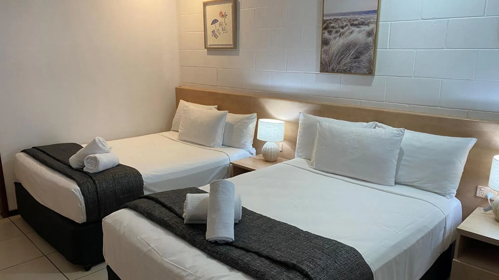 Moffat Beach Motel קלונדרה