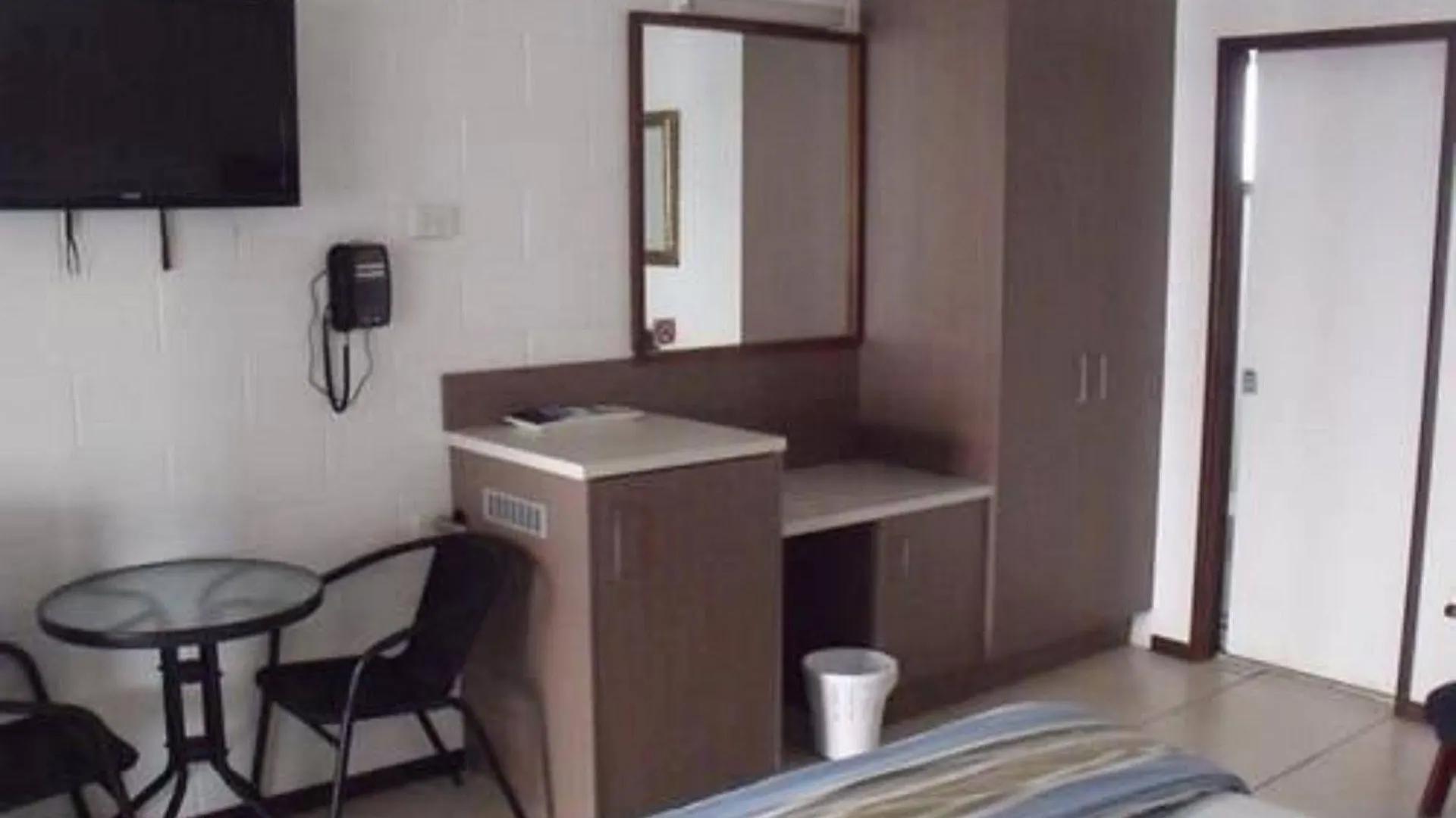 Moffat Beach Motel קלונדרה